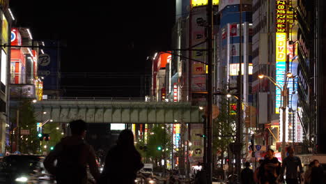 Tokio,-Japón---8-De-Abril-De-2023:-Puente-Del-Tren-Mansei-Por-La-Noche-En-La-Zona-De-Akihabara