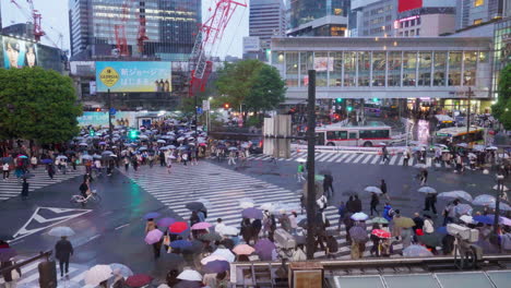 Tokio,-Japan---8.-April-2023:-Blick-Auf-Den-Shibuya-Kreuzung,-Einer-Der-Belebtesten-Zebrastreifen-Der-Welt-An-Einem-Regnerischen-Tag