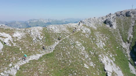 Filmaufnahmen-Von-Bergsteigern,-Die-Einen-Bergvorsprung-Hinuntersteigen