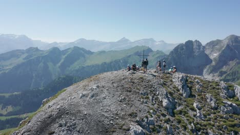 Drohne-Fliegt-Auf-Einer-Bergsteigergruppe-Auf-Einem-Hohen-Berggipfel-Zu