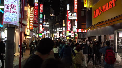 TOKYO,-JAPAN---APRIL-8,-2023:-People-walking-in-Shibuya-shopping-area-in-drizzle-evening