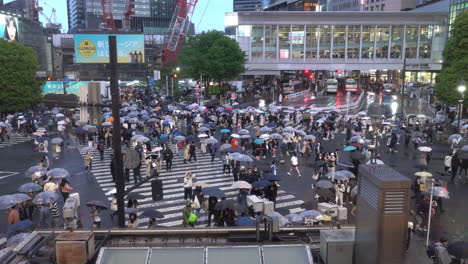 Tokio,-Japón---8-De-Abril-De-2023:-Vista-Del-Cruce-De-Shibuya,-Uno-De-Los-Cruces-Peatonales-Más-Transitados-Del-Mundo-En-Un-Día-Lluvioso