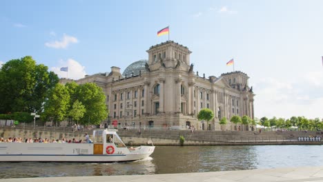 Paisaje-De-Berlín-Con-Crucero-En-Barco-Por-El-Río-Spree-Frente-Al-Reichstag