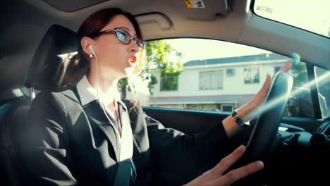 Attractive-caucasian-business-woman-is-driving-while-talking-on-the-phone,-she-concentrates-on-this-serious-business-call