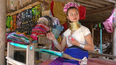 Una-Joven-Vendedora-Kayan-Teje-Telas-Tradicionales-En-Un-Telar-De-La-Tribu-Kayan-Hill-En-Baan-Tong-Luang,-Chiang-Mai,-Tailandia