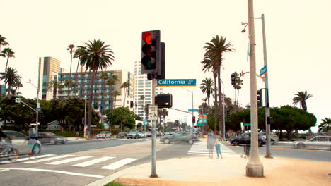 Ein-4K-Zeitraffer-Der-Kreuzung-Zwischen-California-Ave-Und-Ocean-Ave-In-Santa-Monica,-Kalifornien,-USA-Am-09.01.2019