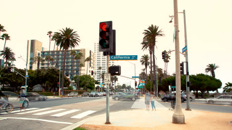 Un-Lapso-De-Tiempo-De-4k-De-La-Intersección-De-California-Ave-Y-Ocean-Ave-En-Santa-Mónica,-California,-Estados-Unidos-El-01/09/2019