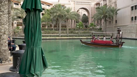 Abra-Bootsfahrt-Durch-Den-Kanal-In-Madinat-Jumeirah,-Dubai,-Vereinigte-Arabische-Emirate
