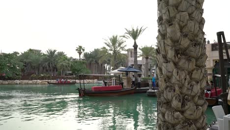 Abra-Boot-Mit-Touristen,-Die-Die-Wasserstraße-In-Madinat-Jumeirah,-Dubai,-Vereinigte-Arabische-Emirate-überqueren