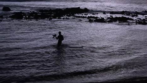 Ein-Surfer-Betritt-Mit-Seinem-Brett-Das-Meer-In-Las-Galletas,-Teneriffa,-Kanarische-Inseln