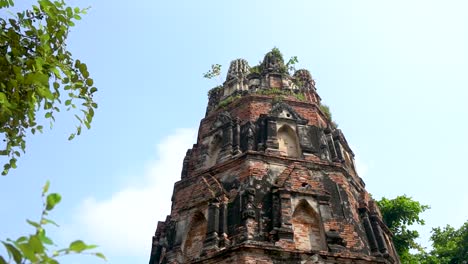 Un-Hermoso-Y-Antiguo-Templo-De-Wat-Maha-Que-En-Phra-Nakhon-Si-Ayutthaya,-Tailandia