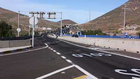 Coches-Circulando-Por-Una-Carretera-Muy-Transitada-En-Las-Afueras-De-Las-Chafiras,-En-La-Isla-De-Tenerife.