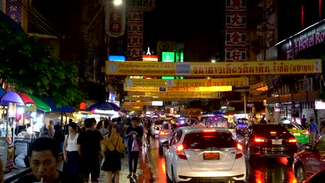 Personas-Y-Vehículos-En-La-Concurrida-Calle-De-Chinatown,-Bangkok,-Tailandia-Por-La-Noche---Toma-Panorámica
