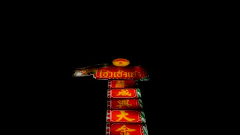 Un-Enorme-Cartel-Chino-Contra-El-Cielo-Oscuro-En-Chinatown,-Bangkok,-Tailandia-Iluminado-Por-La-Noche---Tiro-Inclinado