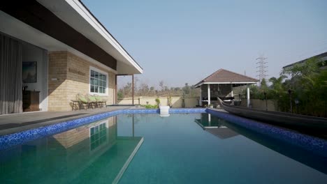 Luxuriöser-Swimmingpool-Vor-Dem-Schönen-Haus---Modernes-Außenkonzept---Aufsteigende-Aufnahme