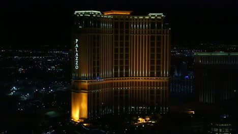 Una-Toma-Nocturna-Estacionaria-Del-Hotel-Palazzo-En-Las-Vegas