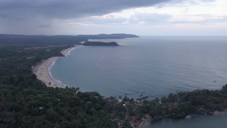 Panoramic-View-Of-Rajbagh-Beach-In-Canacona,-South-Goa,-India-On-A-Cloudy-Day---aerial-drone-shot