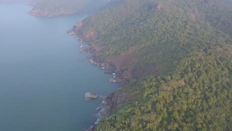 Landschaft-üppiger-Berge-In-Der-Nähe-Der-Felsigen-Küste-Von-Palolem-Beach,-Canacona-Im-Süden-Von-Goa,-Indien