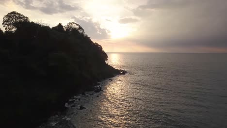 Sonnenuntergang-über-Den-Ruhigen-Wellen-Und-Der-Küste-Von-Süd-Goa,-Indien-–-Luftaufnahme