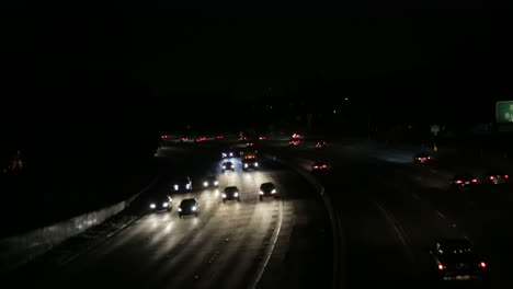 Zoom-out-shot-of-cars-on-the-freeway-at-night