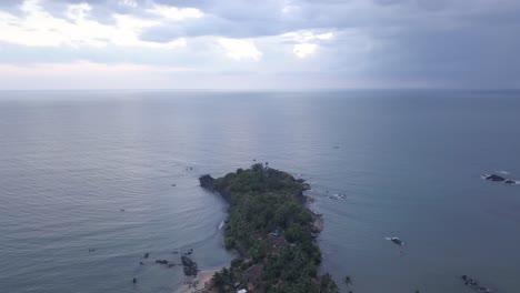Dichtes-Waldland-Auf-Der-Insel,-Umgeben-Vom-Ruhigen-Blauen-Ozean-Von-Rajbaga-Beach,-Canacona-Im-Süden-Von-Goa,-Indien