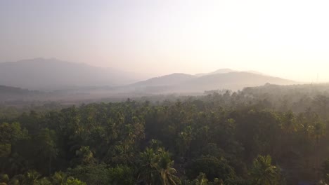 Grüner-Wald-Mit-Bergketten-Im-Hintergrund-Bei-Nebligem-Sonnenaufgang-Am-Palolem-Beach,-Canacona-Im-Süden-Von-Goa,-Indien