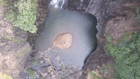 Lago-Prístino-Con-Cascadas-Que-Fluyen-Desde-La-Cascada-Mainapi-En-El-Santuario-De-Vida-Silvestre-Netravali,-Sur-De-Goa,-India