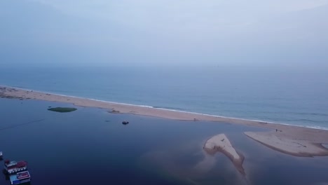Wunderschöne-Ruhige-Wellen-Am-Strand-Von-Isola-Di-Cocco-In-Indien---Luftaufnahme