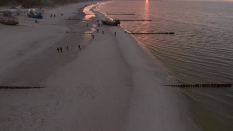 The-setting-sun-on-the-seashore