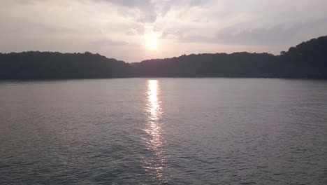 Wunderschöner-Sonnenaufgang-über-Den-Bergen-Und-Reflexion-über-Das-Ruhige-Meer-In-Goa,-Indien