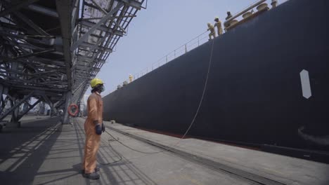 Stauer-Arbeiten-Im-Hafen-Von-Paradip-In-Indien-Und-Legen-Tagsüber-Ein-Großes-Containerschiff-An
