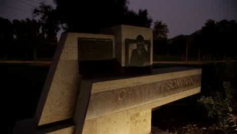 Una-Toma-Nocturna-Del-Letrero-Del-Parque-Johnny-Carson.