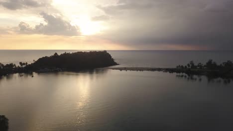 Lila-Sonnenuntergang-über-Den-Wellen-Und-Dem-Tropischen-Strand-Von-Süd-Goa,-Indien-–-Luftaufnahme