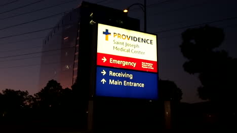 Eine-Nachtaufnahme-Des-Schildes-Des-Providence-Saint-Joseph-Medical-Center-In-Burbank,-Kalifornien,-USA