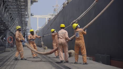 Hafenarbeiter-Ziehen-Die-Festmacherleine-Eines-Containerschiffs-Im-Hafen-Von-Paradip-In-Indien