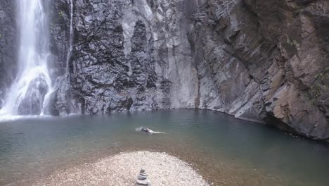 Tourist-Genießt-Urlaub-Am-Mainapi-Wasserfall-Im-Naturschutzgebiet-Netravali,-Süd-Goa,-Indien