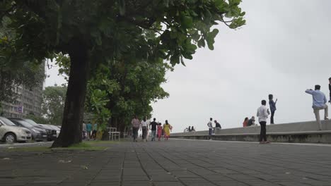 Menschen,-Die-Sich-Beim-Spaziergang-Entlang-Der-Marine-Drive-Promenade-In-Mumbai,-Indien,-Nicht-An-Die-Soziale-Distanz-Halten-–-Neue-Normalität-Des-Coronavirus-–-Bodennahe-Totale