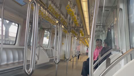 Algunos-Pasajeros-No-Identificados-Dentro-Del-Nuevo-Tren-Del-Metro-De-Mumbai-Sentados-Cómodamente-Mientras-Esperan-La-Salida