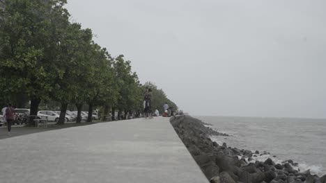 Covid-19,-Paar-Hält-Sich-Nicht-An-Die-Regeln-Der-Sozialen-Distanzierung,-Marine-Drive-Mumbai