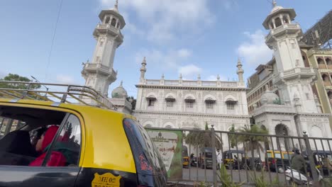 Exterior-Of-Jama-Masjid-Bandra-West-Mosque-In-Mumbai,-India-With-Moving-Traffic-On-The-Street-In-Foreground