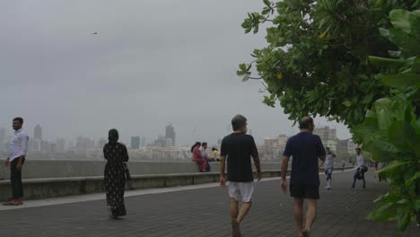 Indische-Menschen,-Die-Während-Der-Covid-19-Pandemie-In-Mumbai,-Indien,-Auf-Der-Promenade-Spazieren-Und-Sich-Nicht-An-Die-Sozialen-Distanzierungsbeschränkungen-Halten
