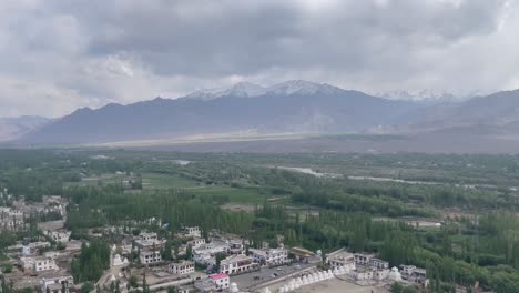 Antiguo-Pueblo-Indio-Rodeado-De-Montañas-En-La-Región-De-Ladakh-India--Tiro-Panorámico
