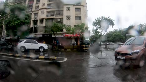Autos-Circulando-Por-La-Carretera-Mojada-En-Mumbai,-India,-En-Un-Día-Lluvioso---Toma-Completa-En-Cámara-Lenta