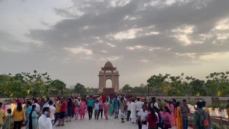 People-At-National-War-Memorial-With-Canopy-And-India-Gate-In-The-Background-In-New-Delhi,-India
