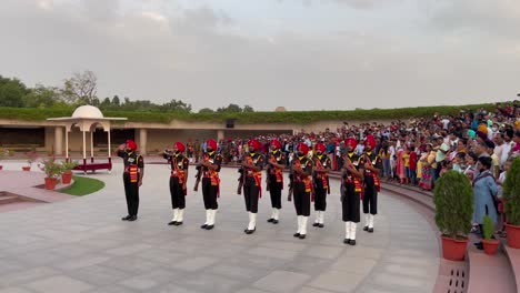 Soldados-Del-Ejército-Indio-Rinden-Homenaje-A-Los-Mártires-En-El-Monumento-Nacional-A-La-Guerra-En-Nueva-Delhi,-India.