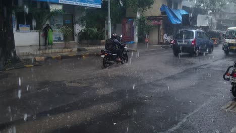 Monsunzeit,-Blick-Vom-Tropfenden-Dach-über-Die-Straße-Mit-Verkehr,-Indien