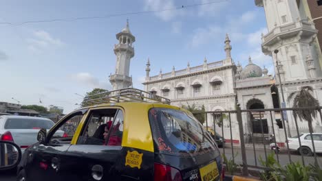 Tráfico-Pesado-En-La-Calle-Frente-A-La-Mezquita-Jama-Masjid-Bandra-West-En-Mumbai,-India