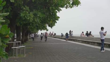 People-Sitting-And-Enjoying-The-View-Of-back-Bay-From-The-Promenade-Along-The-Marine-Drive-During-The-Pandemic-Coronavirus-In-Mumbai,-India