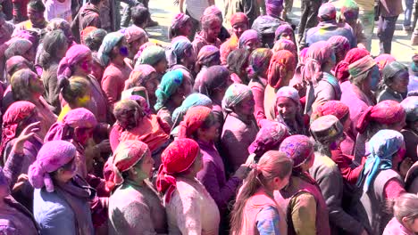 Grupo-De-Mujeres-Con-Turbantes-Coloridos-Y-Rostros-Untados-Con-Polvos-De-Colores-Bailando-En-La-Calle-Durante-El-Festival-Holi-En-La-Aldea-De-Sangla,-Kinnaur,-Himachal-Pradesh,-India