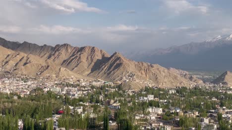 Montañas-Alrededor-De-La-Comunidad-En-La-Ciudad-De-Leh-En-Verano-En-Ladakh,-India